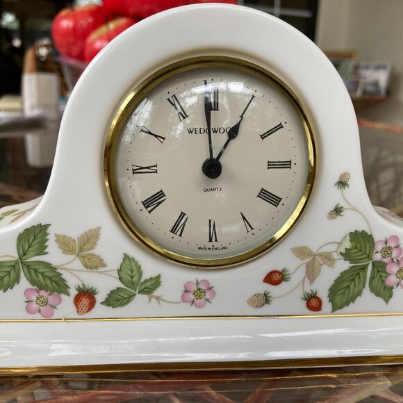 VINTAGE WEDGWOODL CLOCK Wild Strawberries Mantel Desk - Picture 1 of 5